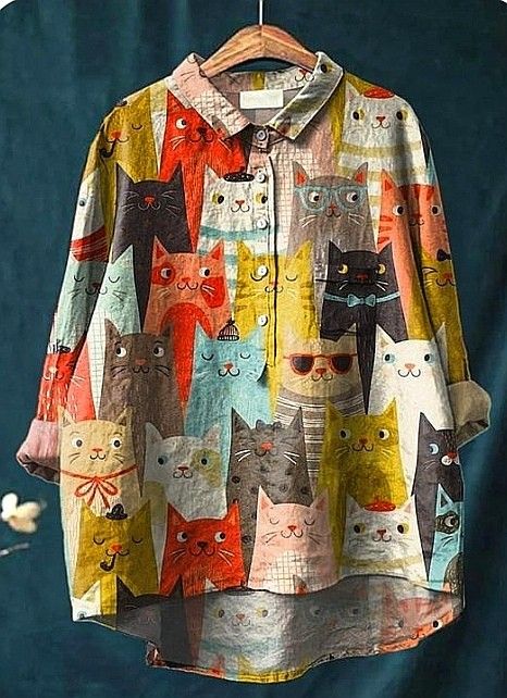 Alina | Lässige Damenbluse mit kunstvollem Katzenprint