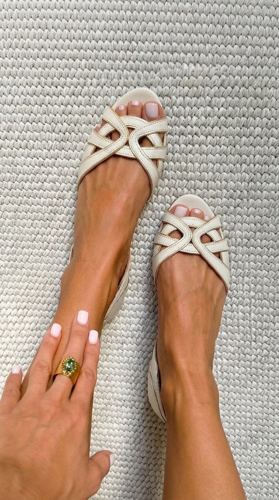 Corina | Cremefarbene Flechtsandalen