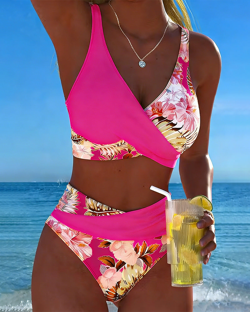 Bikini mit kontrastierendem Blumenmuster und Schlitz