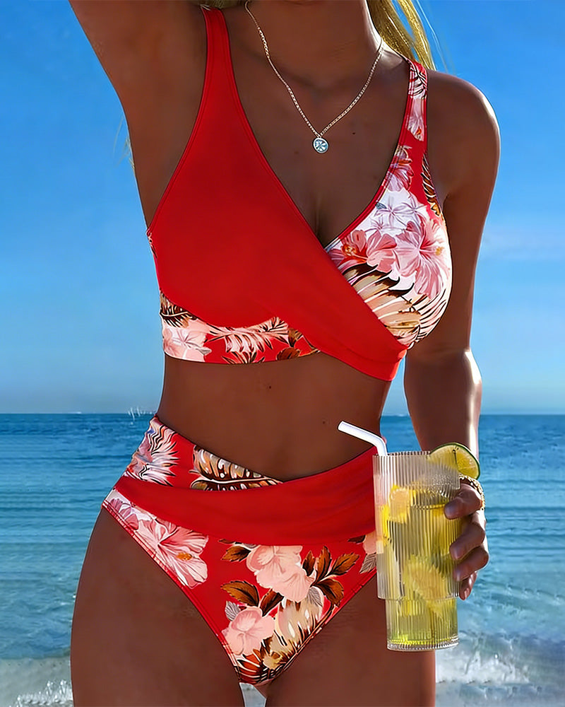 Bikini mit kontrastierendem Blumenmuster und Schlitz