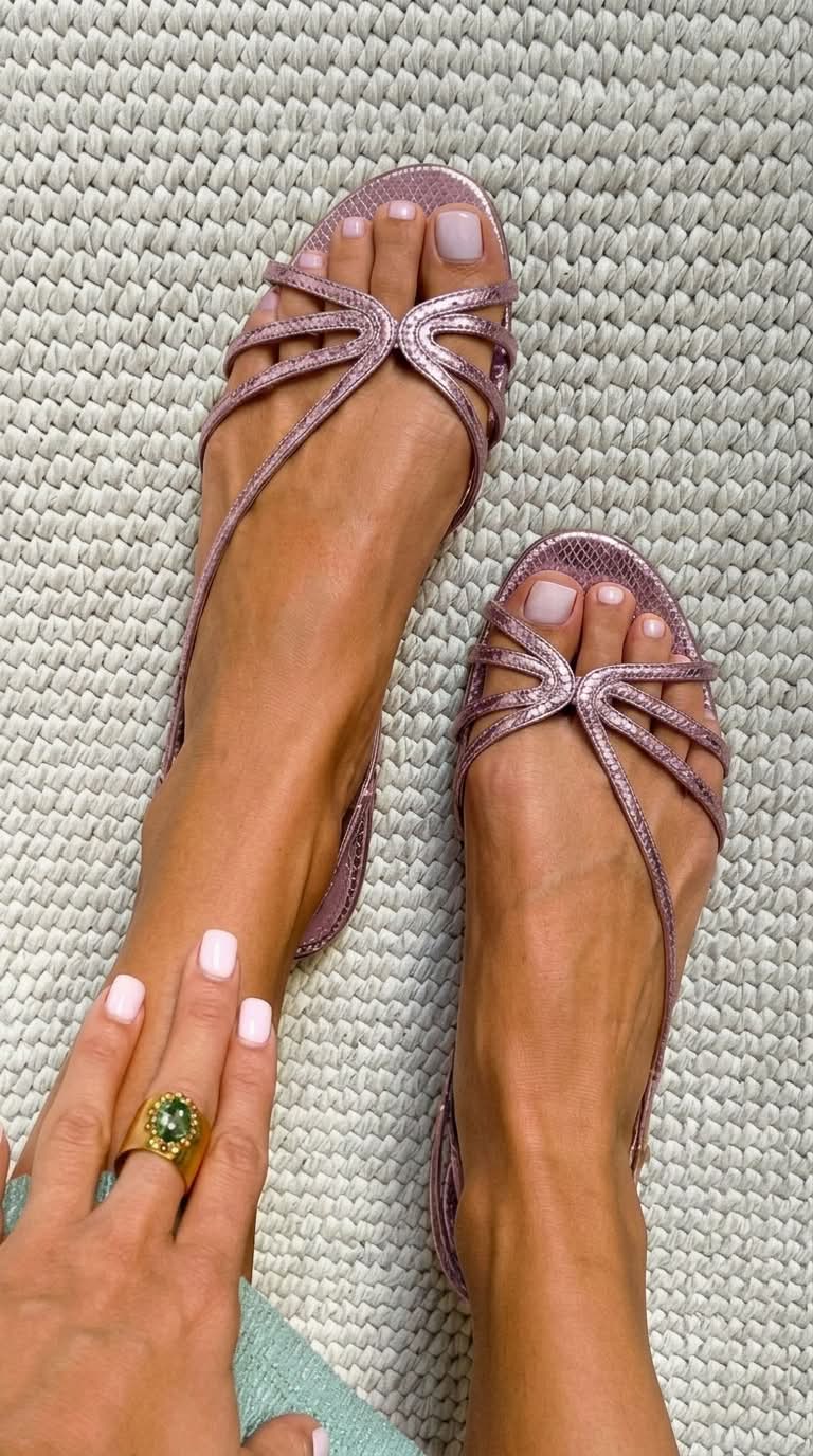 Elina | Goldene Sandalen mit feinen Riemchen