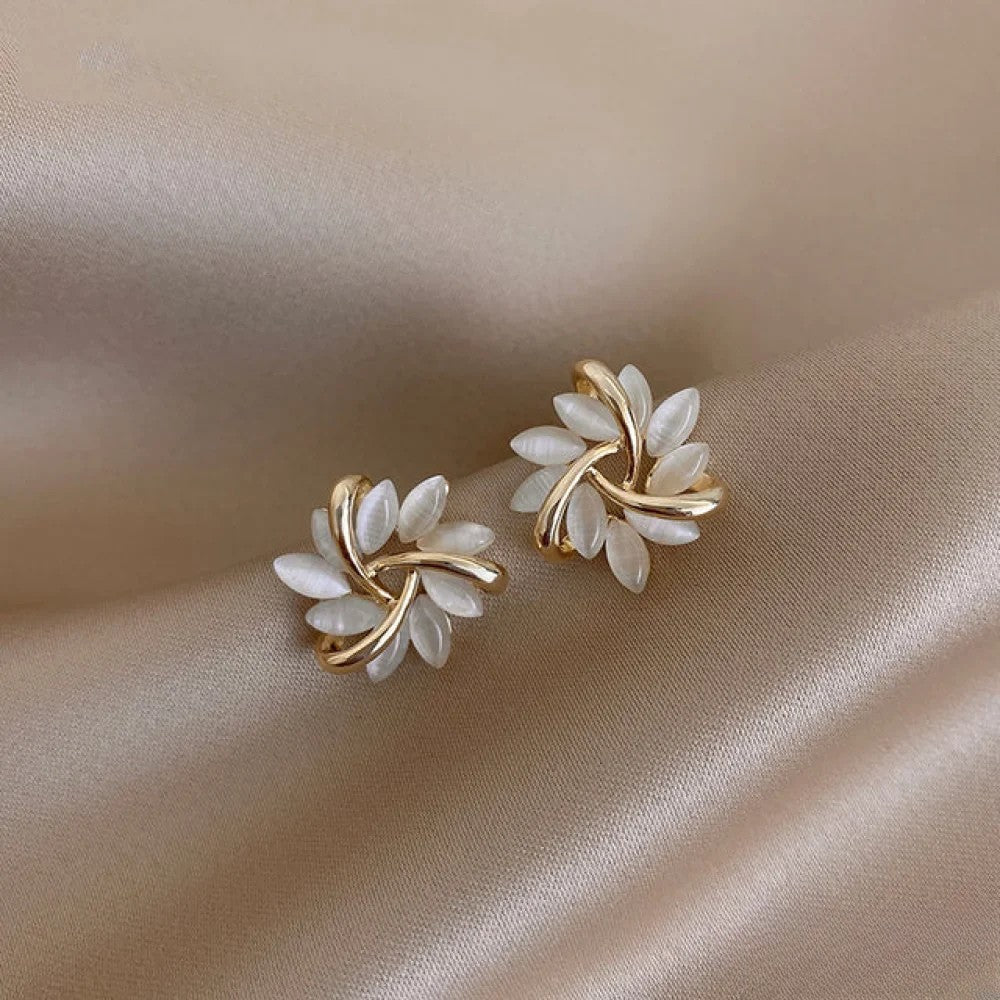 Elegante Goldfarbene mit exquisiten Opal-Blütenmotiven