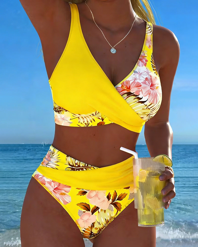 Bikini mit kontrastierendem Blumenmuster und Schlitz
