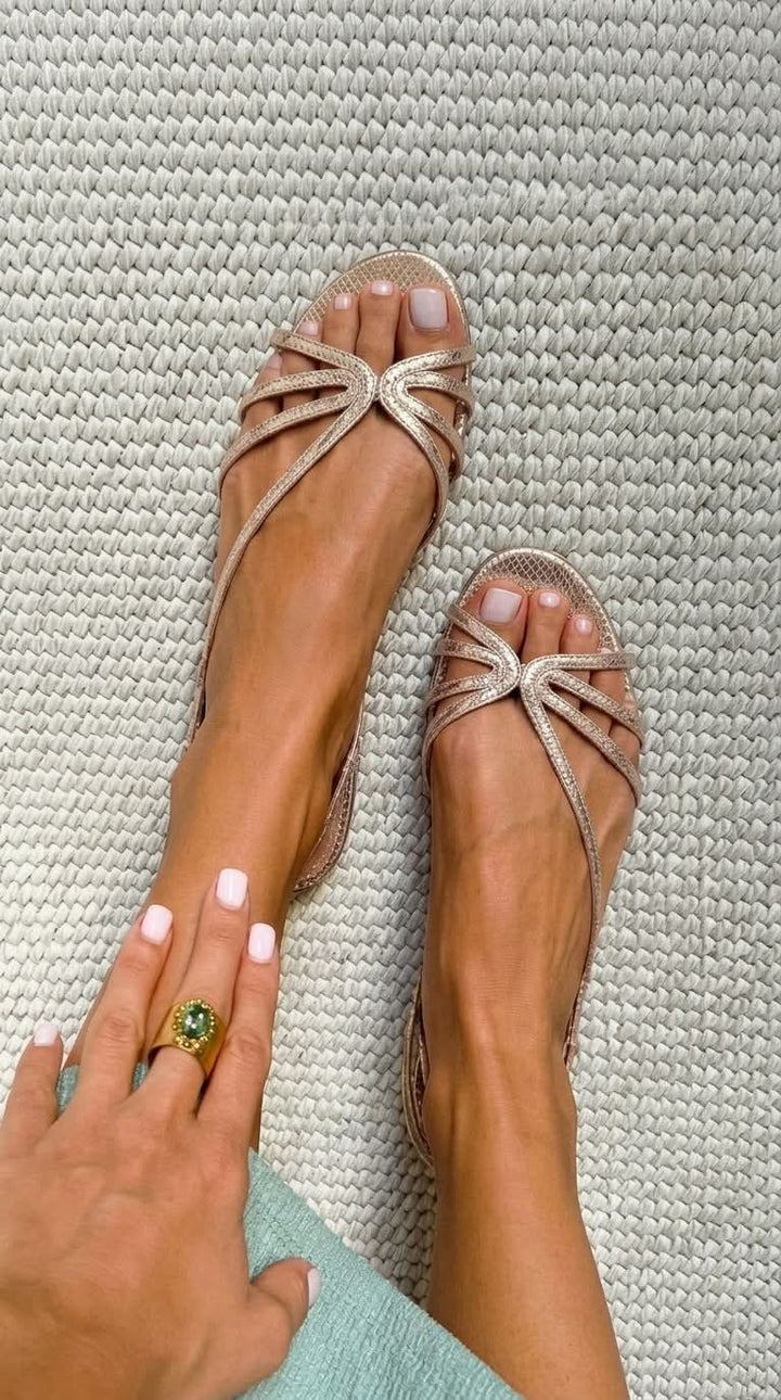 Elina | Goldene Sandalen mit feinen Riemchen