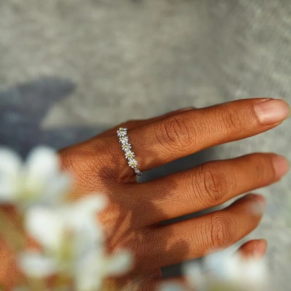 Verstellbarer Ring mit handgemaltem Gänseblümchen