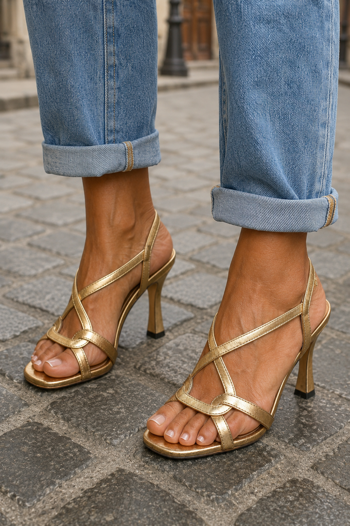 Noemi | Goldene Sandaletten mit Kreuzriemen