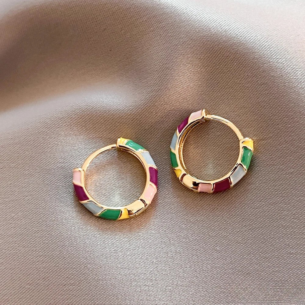 Elegante Goldohrringe mit buntem Emaille