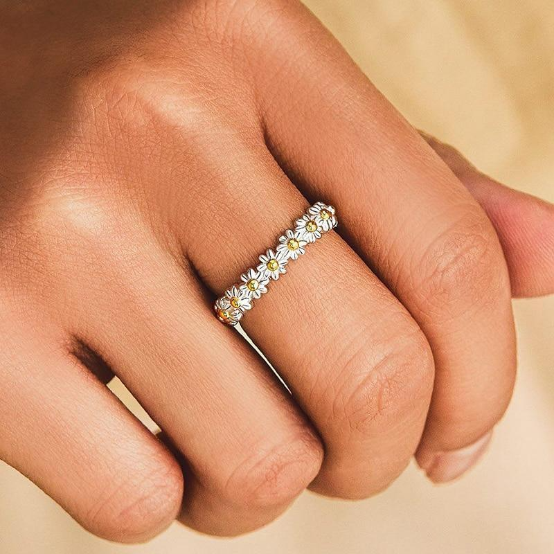 Verstellbarer Ring aus Silber und handbemaltem Emaille mit Gänseblümchen