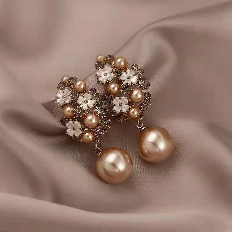 Elegante Ohrringe mit Blumenperlen