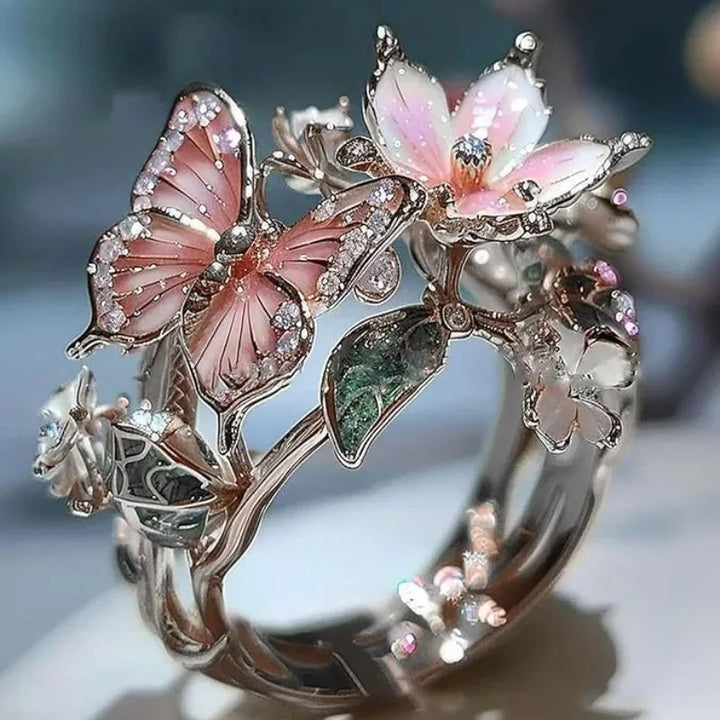Glänzender Schmetterlingsring aus Natur mit Zirkonia