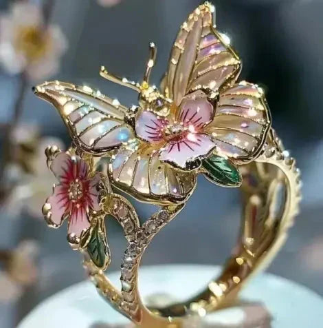Glänzender Schmetterlingsring aus Natur mit Zirkonia