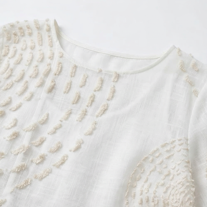 Weisses besticktes Kleid mit feinem Detail