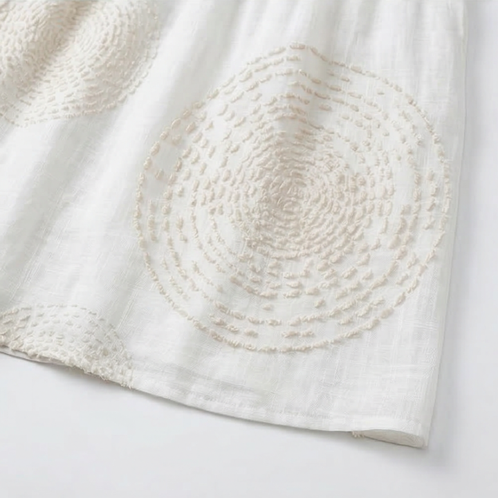 Weisses besticktes Kleid mit feinem Detail