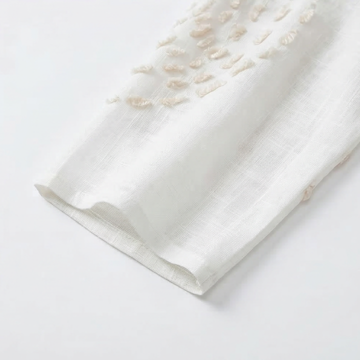 Weisses besticktes Kleid mit feinem Detail