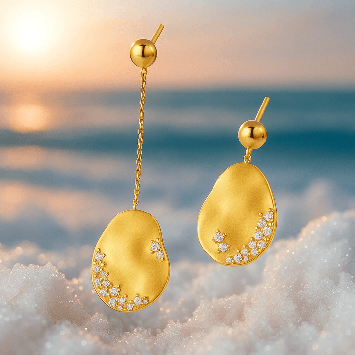 Goldene tropfenförmige Ohrringe mit Kristallen