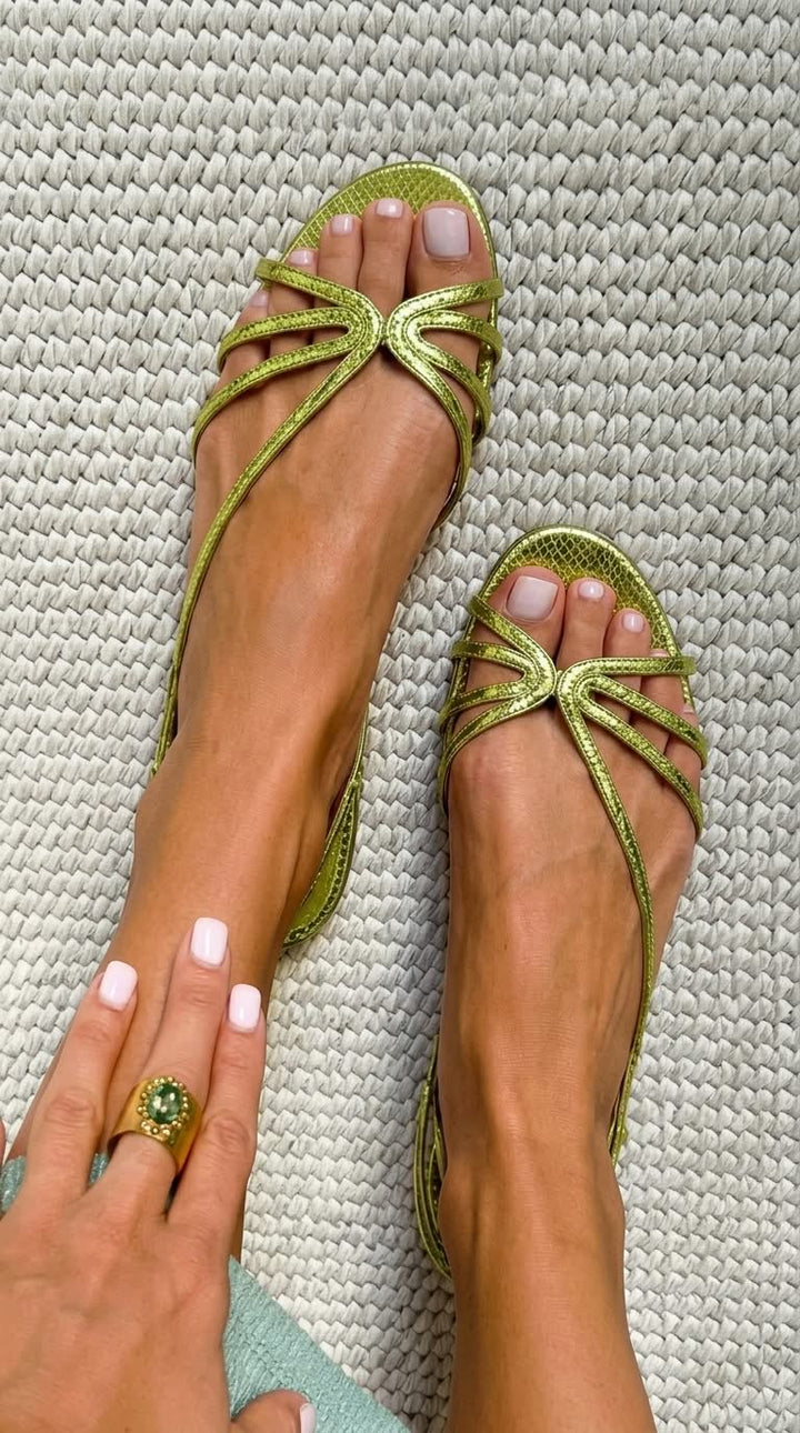 Elina | Goldene Sandalen mit feinen Riemchen