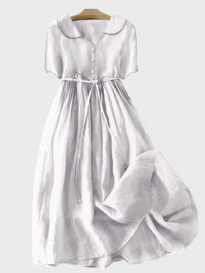 Klassisches Kleid mit Knöpfen