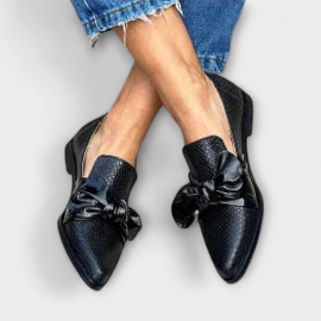 Zinnia – Loafer mit Schlangenhautmuster und Schleifendetail